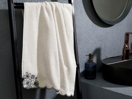 Монохромное вышитое полотенце для лица 50×80 см, светло-бежевое - image 1